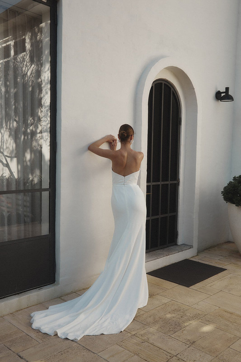 Sheath/Column Sweetheart Pleats Boho Wedding Dress with Slit Ivory Bridal Gown QW2373