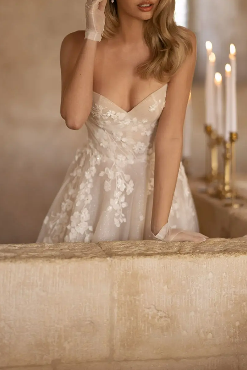 A Line Sweetheart Appliques Rustic Wedding Dress with Court Train Bridal Gown QW2229
