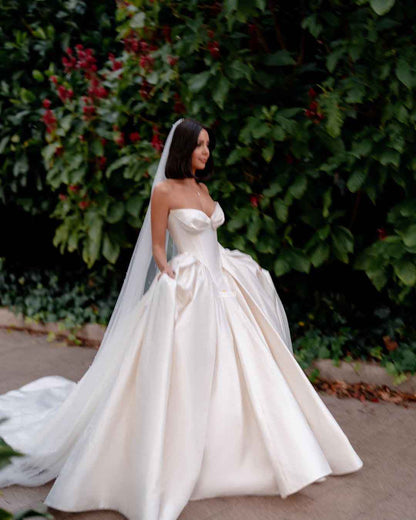 Sweetheart Ivory Satin Ball Gown Satin Romantic Wedding Dress QW2510