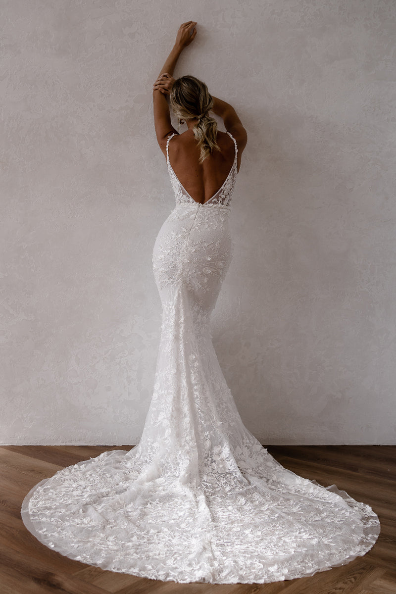 Romantic Lace Wedding Dress with Court Train Spaghetti Straps V neck Bridal Gown QW2145