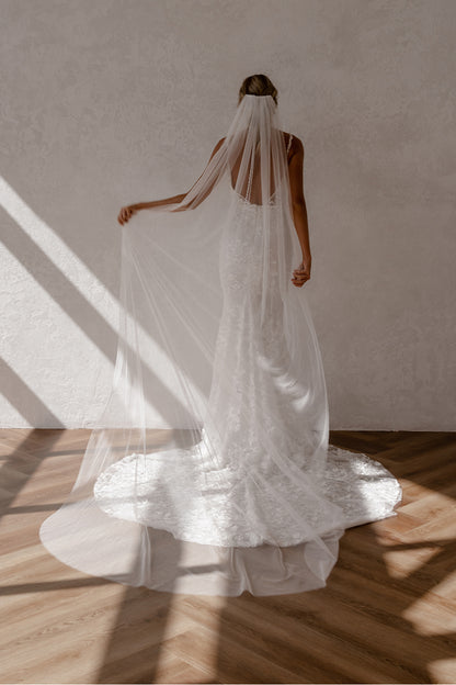 Romantic Lace Wedding Dress with Court Train Spaghetti Straps V neck Bridal Gown QW2145
