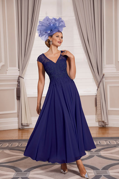 A-Line V-Neck Lace Appliques Cap Sleeves Elegant Plus Size Mother of the Bride Dress QM3130
